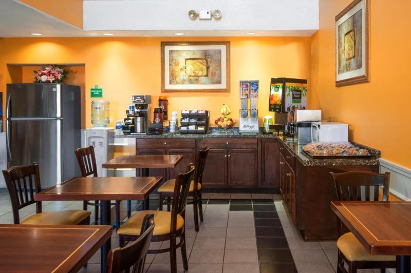 Baymont By Wyndham Ga Near Tanger Outlets Mall Motel 2*