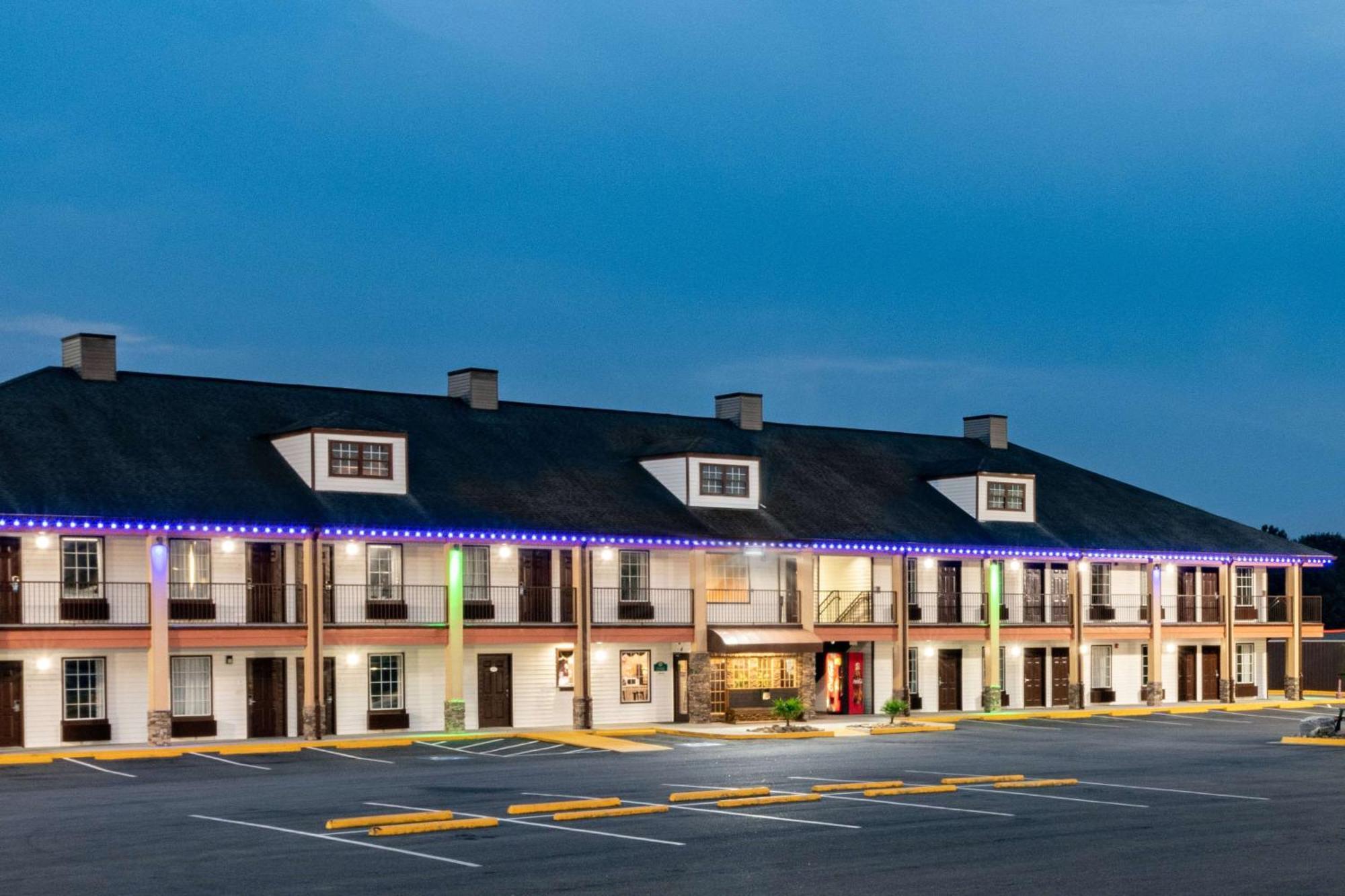 Motel Baymont By Wyndham Ga Near Tanger Outlets Mall 2*