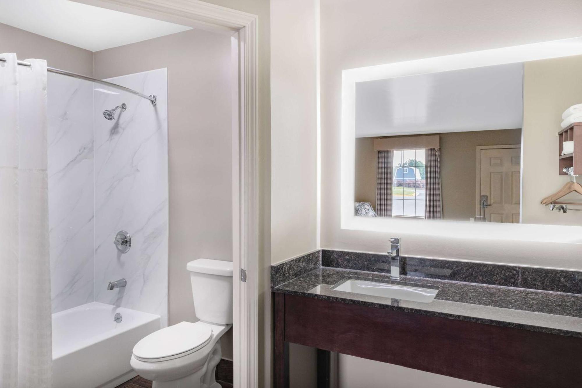 Baymont By Wyndham Ga Near Tanger Outlets Mall 2*