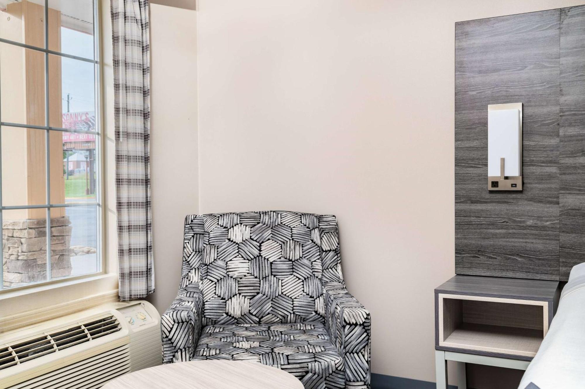 Baymont By Wyndham Ga Near Tanger Outlets Mall Motel Commerce