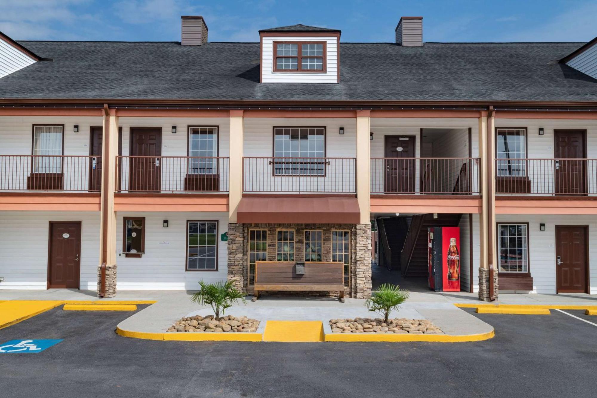 Baymont By Wyndham Ga Near Tanger Outlets Mall Motel 2*